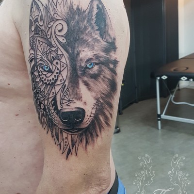 Tatuaj Lup, un mix de stiluri, realistic cu grafic/mandala - Wolf Tattoo